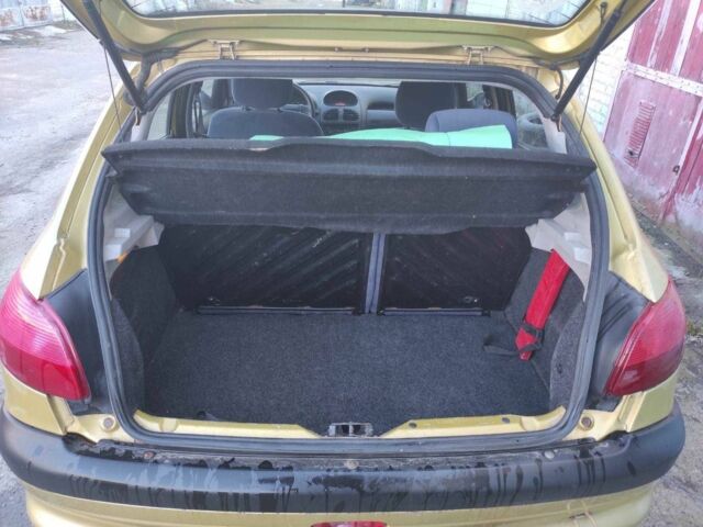 Жовтий Пежо 206, об'ємом двигуна 1.4 л та пробігом 210 тис. км за 2200 $, фото 5 на Automoto.ua