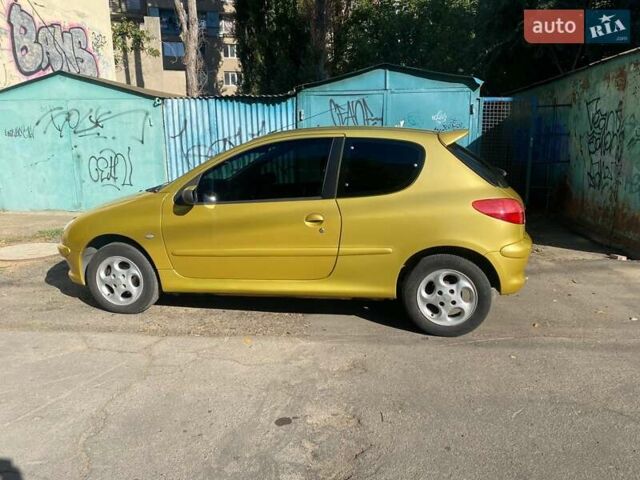 Желтый Пежо 206, объемом двигателя 1.4 л и пробегом 132 тыс. км за 4300 $, фото 4 на Automoto.ua
