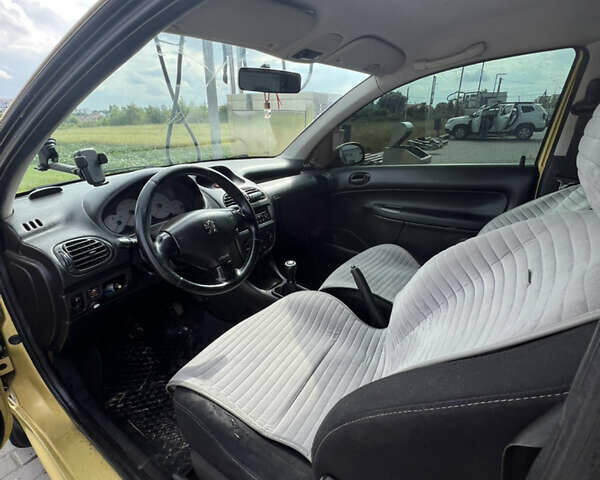 Желтый Пежо 206, объемом двигателя 1.12 л и пробегом 280 тыс. км за 2299 $, фото 8 на Automoto.ua