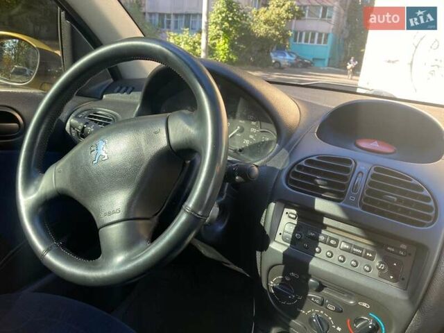 Желтый Пежо 206, объемом двигателя 1.4 л и пробегом 132 тыс. км за 4300 $, фото 12 на Automoto.ua