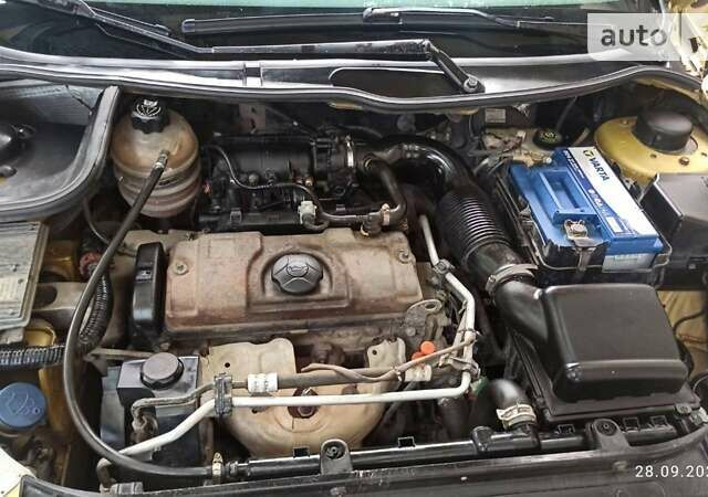 Жовтий Пежо 206, об'ємом двигуна 1.4 л та пробігом 300 тис. км за 2700 $, фото 4 на Automoto.ua