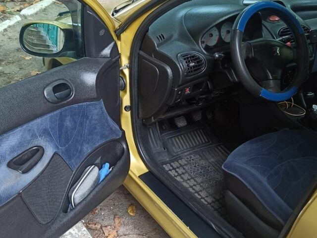 Жовтий Пежо 206, об'ємом двигуна 1.4 л та пробігом 315 тис. км за 2700 $, фото 4 на Automoto.ua