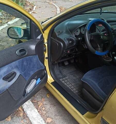Жовтий Пежо 206, об'ємом двигуна 1.4 л та пробігом 300 тис. км за 2700 $, фото 6 на Automoto.ua