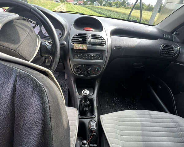 Желтый Пежо 206, объемом двигателя 1.12 л и пробегом 280 тыс. км за 2299 $, фото 10 на Automoto.ua