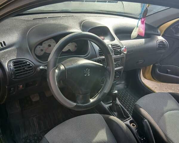 Желтый Пежо 206, объемом двигателя 1.36 л и пробегом 253 тыс. км за 2650 $, фото 8 на Automoto.ua