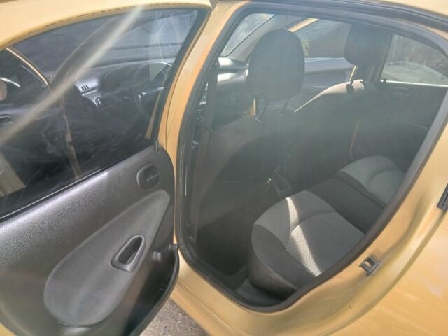 Жовтий Пежо 206, об'ємом двигуна 1.4 л та пробігом 263 тис. км за 2650 $, фото 6 на Automoto.ua