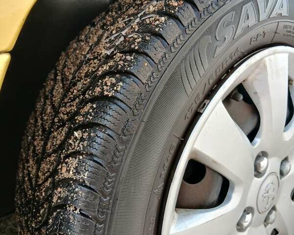 Желтый Пежо 206, объемом двигателя 1.36 л и пробегом 253 тыс. км за 2650 $, фото 7 на Automoto.ua