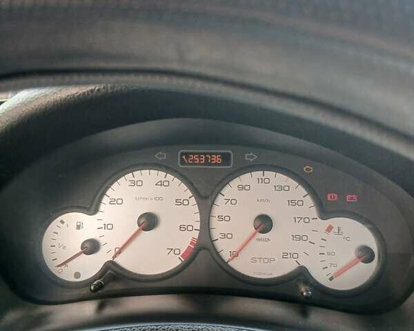 Желтый Пежо 206, объемом двигателя 1.36 л и пробегом 253 тыс. км за 2650 $, фото 3 на Automoto.ua