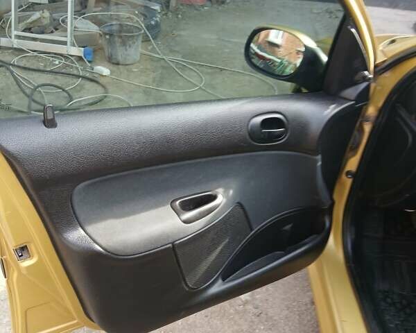 Желтый Пежо 206, объемом двигателя 1.36 л и пробегом 253 тыс. км за 2650 $, фото 2 на Automoto.ua