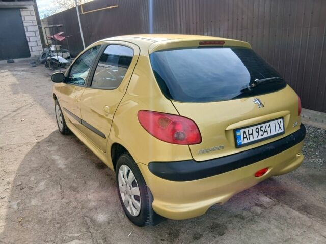 Жовтий Пежо 206, об'ємом двигуна 1.4 л та пробігом 263 тис. км за 2650 $, фото 2 на Automoto.ua