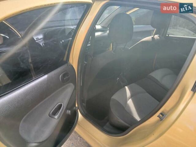 Желтый Пежо 206, объемом двигателя 1.36 л и пробегом 253 тыс. км за 2650 $, фото 1 на Automoto.ua