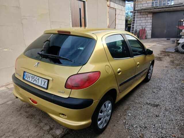 Жовтий Пежо 206, об'ємом двигуна 1.4 л та пробігом 263 тис. км за 2650 $, фото 3 на Automoto.ua