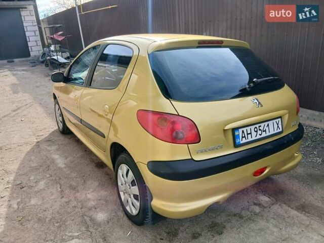 Желтый Пежо 206, объемом двигателя 1.36 л и пробегом 253 тыс. км за 2650 $, фото 5 на Automoto.ua