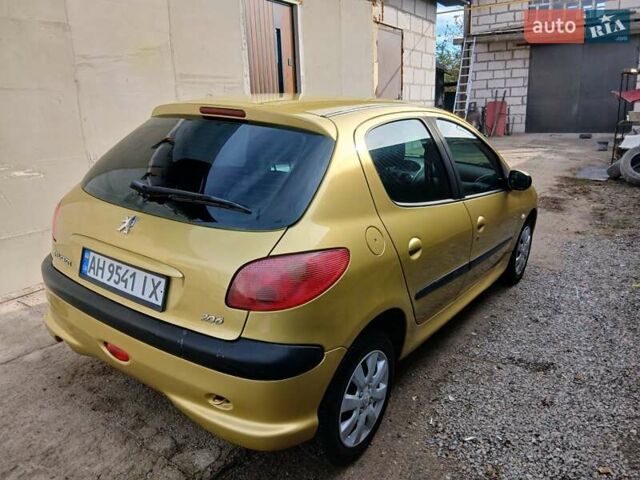 Желтый Пежо 206, объемом двигателя 1.36 л и пробегом 253 тыс. км за 2650 $, фото 9 на Automoto.ua