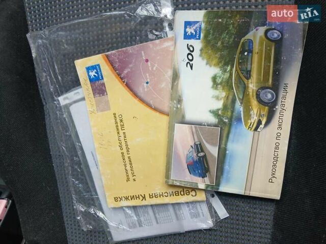 Желтый Пежо 206, объемом двигателя 1.36 л и пробегом 253 тыс. км за 2650 $, фото 4 на Automoto.ua