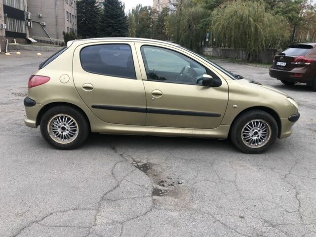 Жовтий Пежо 206, об'ємом двигуна 1.4 л та пробігом 200 тис. км за 3000 $, фото 5 на Automoto.ua