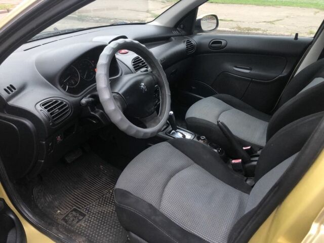 Жовтий Пежо 206, об'ємом двигуна 1.4 л та пробігом 200 тис. км за 3000 $, фото 9 на Automoto.ua