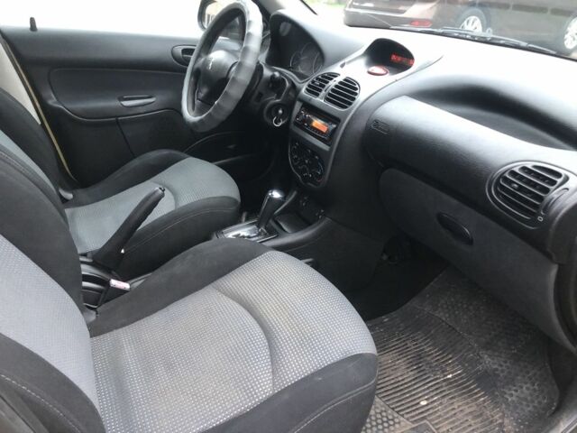 Жовтий Пежо 206, об'ємом двигуна 1.4 л та пробігом 200 тис. км за 3000 $, фото 7 на Automoto.ua