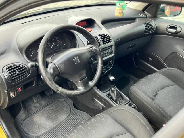 Желтый Пежо 206, объемом двигателя 2 л и пробегом 250 тыс. км за 2499 $, фото 3 на Automoto.ua