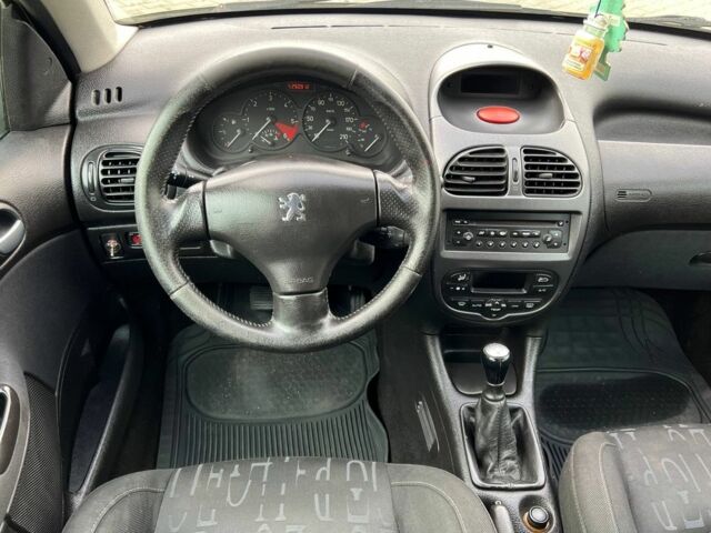 Желтый Пежо 206, объемом двигателя 2 л и пробегом 250 тыс. км за 2499 $, фото 4 на Automoto.ua