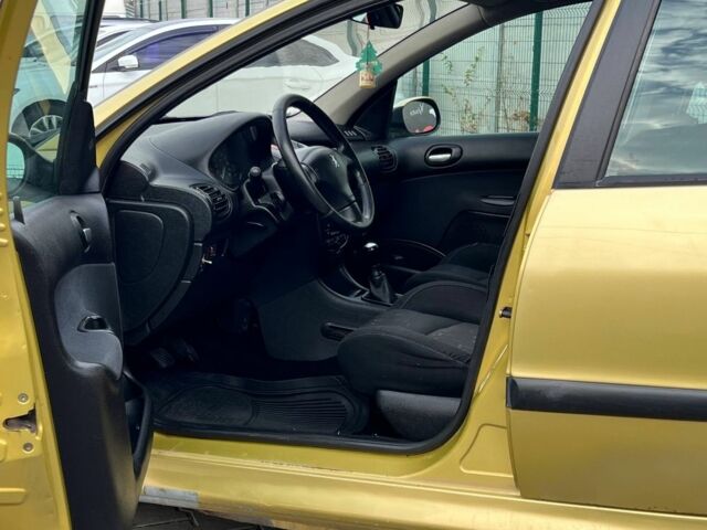 Желтый Пежо 206, объемом двигателя 2 л и пробегом 250 тыс. км за 2499 $, фото 2 на Automoto.ua