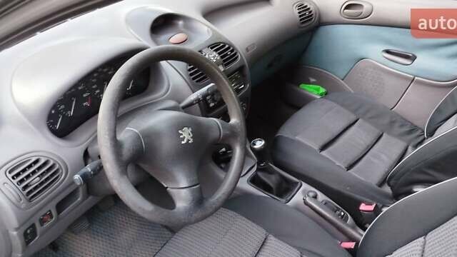 Сірий Пежо 206, об'ємом двигуна 1.1 л та пробігом 205 тис. км за 2600 $, фото 4 на Automoto.ua