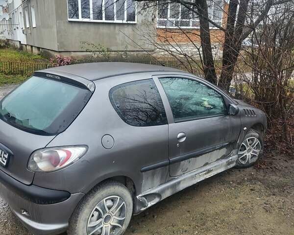 Сірий Пежо 206, об'ємом двигуна 1.4 л та пробігом 111 тис. км за 1500 $, фото 1 на Automoto.ua