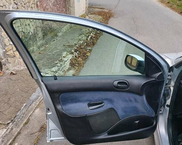 Серый Пежо 206, объемом двигателя 1.39 л и пробегом 289 тыс. км за 2550 $, фото 19 на Automoto.ua