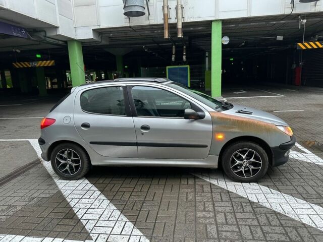 Серый Пежо 206, объемом двигателя 1.36 л и пробегом 173 тыс. км за 2000 $, фото 3 на Automoto.ua