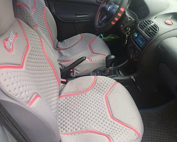 Серый Пежо 206, объемом двигателя 1.36 л и пробегом 230 тыс. км за 2349 $, фото 17 на Automoto.ua