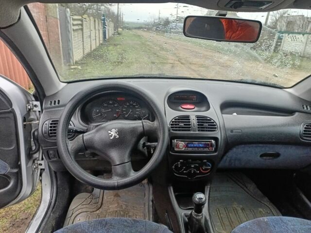Сірий Пежо 206, об'ємом двигуна 1.9 л та пробігом 200 тис. км за 1300 $, фото 5 на Automoto.ua