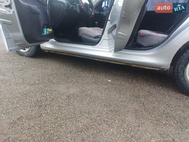 Серый Пежо 206, объемом двигателя 1.36 л и пробегом 230 тыс. км за 2349 $, фото 14 на Automoto.ua