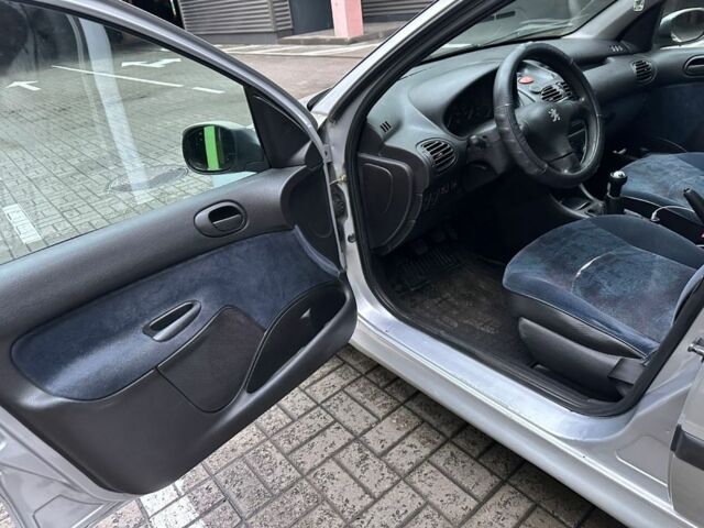 Серый Пежо 206, объемом двигателя 1.36 л и пробегом 173 тыс. км за 2000 $, фото 5 на Automoto.ua