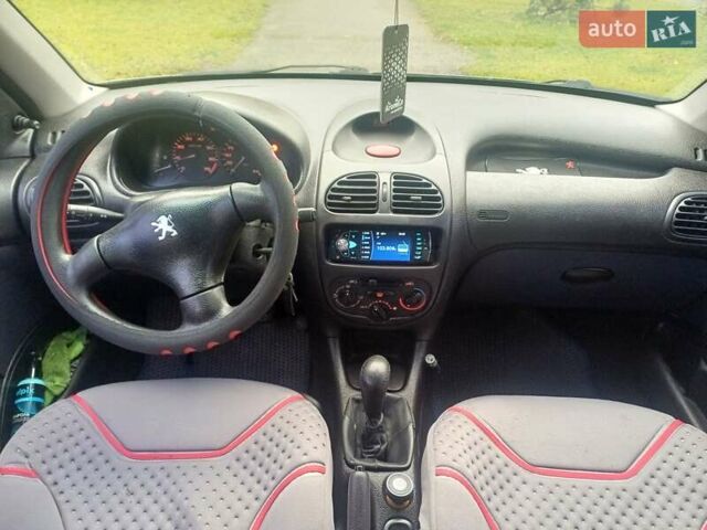 Серый Пежо 206, объемом двигателя 1.36 л и пробегом 230 тыс. км за 2349 $, фото 10 на Automoto.ua