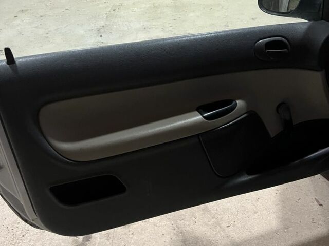 Серый Пежо 206, объемом двигателя 0 л и пробегом 200 тыс. км за 650 $, фото 4 на Automoto.ua