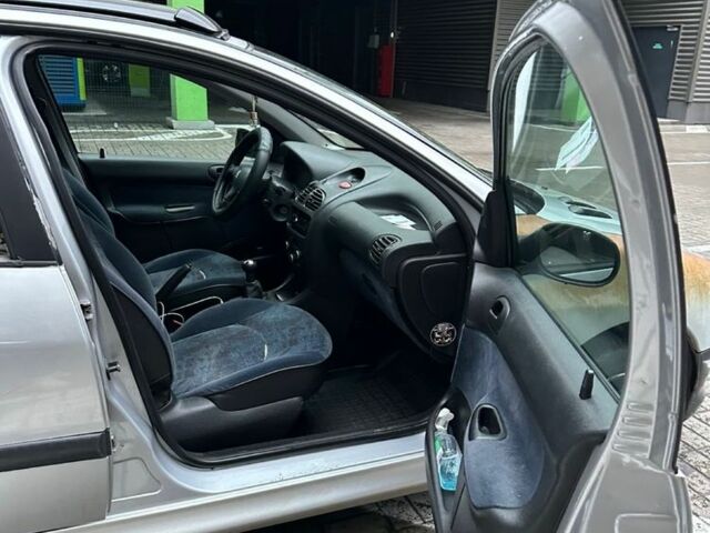 Серый Пежо 206, объемом двигателя 1.36 л и пробегом 173 тыс. км за 2000 $, фото 4 на Automoto.ua