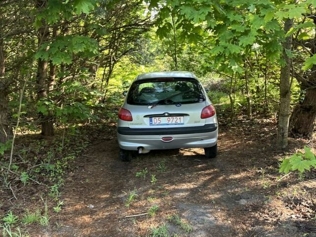 Серый Пежо 206, объемом двигателя 1.1 л и пробегом 250 тыс. км за 758 $, фото 2 на Automoto.ua