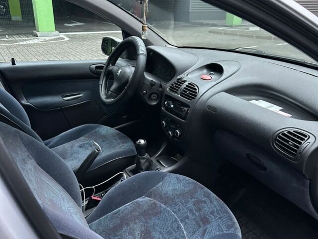 Серый Пежо 206, объемом двигателя 1.36 л и пробегом 173 тыс. км за 2000 $, фото 8 на Automoto.ua