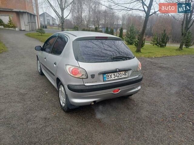 Серый Пежо 206, объемом двигателя 1.36 л и пробегом 230 тыс. км за 2349 $, фото 1 на Automoto.ua