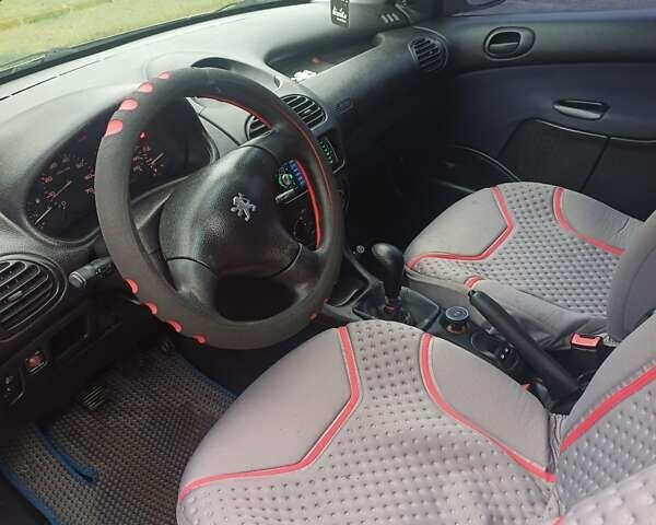 Серый Пежо 206, объемом двигателя 1.36 л и пробегом 230 тыс. км за 2349 $, фото 7 на Automoto.ua