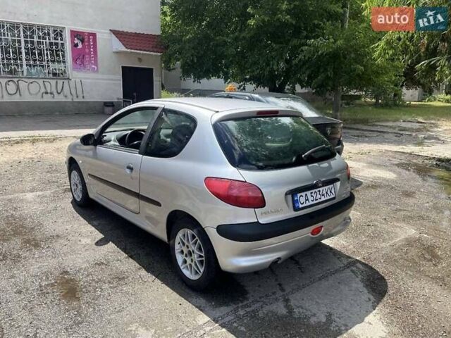 Серый Пежо 206, объемом двигателя 1.1 л и пробегом 211 тыс. км за 2000 $, фото 1 на Automoto.ua