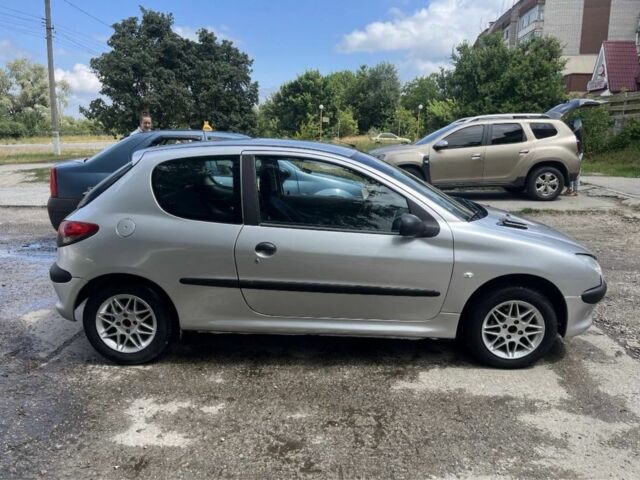 Сірий Пежо 206, об'ємом двигуна 1.1 л та пробігом 211 тис. км за 2000 $, фото 3 на Automoto.ua