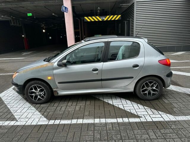 Серый Пежо 206, объемом двигателя 1.36 л и пробегом 173 тыс. км за 2000 $, фото 2 на Automoto.ua