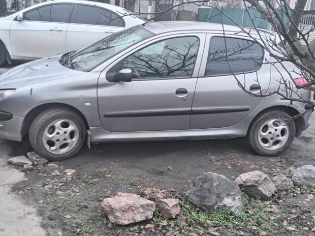 Сірий Пежо 206, об'ємом двигуна 1.4 л та пробігом 210 тис. км за 3200 $, фото 1 на Automoto.ua