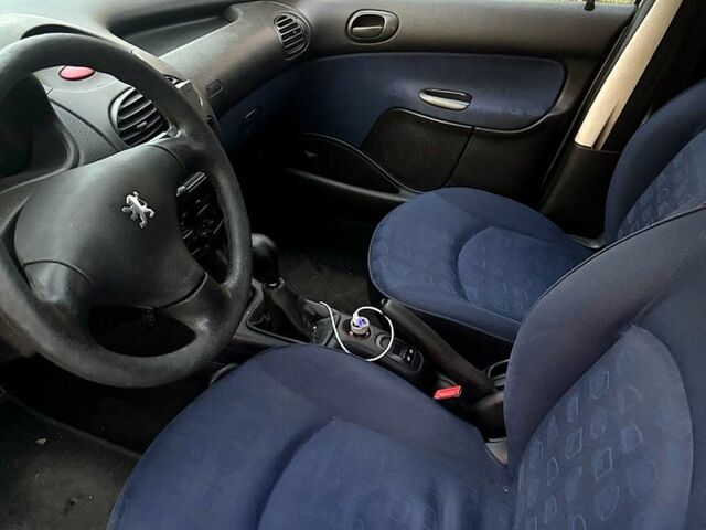 Сірий Пежо 206, об'ємом двигуна 1.9 л та пробігом 204 тис. км за 2000 $, фото 6 на Automoto.ua