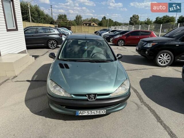 Серый Пежо 206, объемом двигателя 1.36 л и пробегом 197 тыс. км за 2999 $, фото 3 на Automoto.ua