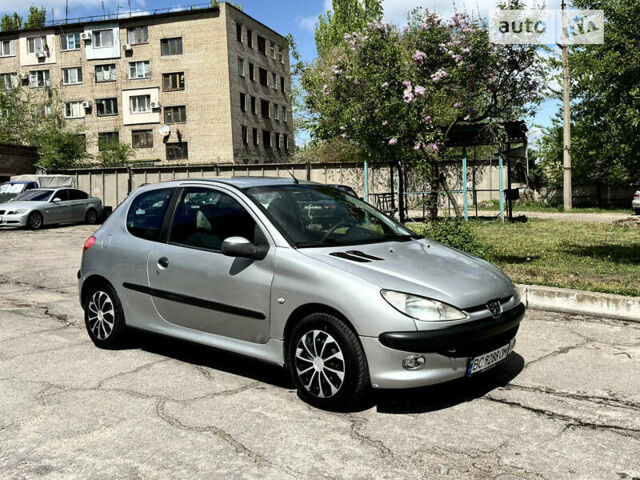 Сірий Пежо 206, об'ємом двигуна 1.36 л та пробігом 157 тис. км за 3100 $, фото 1 на Automoto.ua