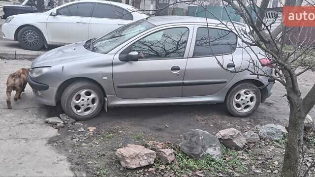 Сірий Пежо 206, об'ємом двигуна 1.4 л та пробігом 210 тис. км за 3200 $, фото 1 на Automoto.ua