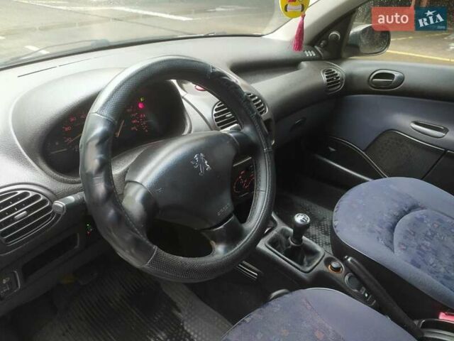 Сірий Пежо 206, об'ємом двигуна 1.36 л та пробігом 340 тис. км за 2950 $, фото 17 на Automoto.ua
