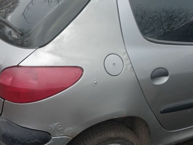 Сірий Пежо 206, об'ємом двигуна 1.4 л та пробігом 210 тис. км за 3200 $, фото 4 на Automoto.ua